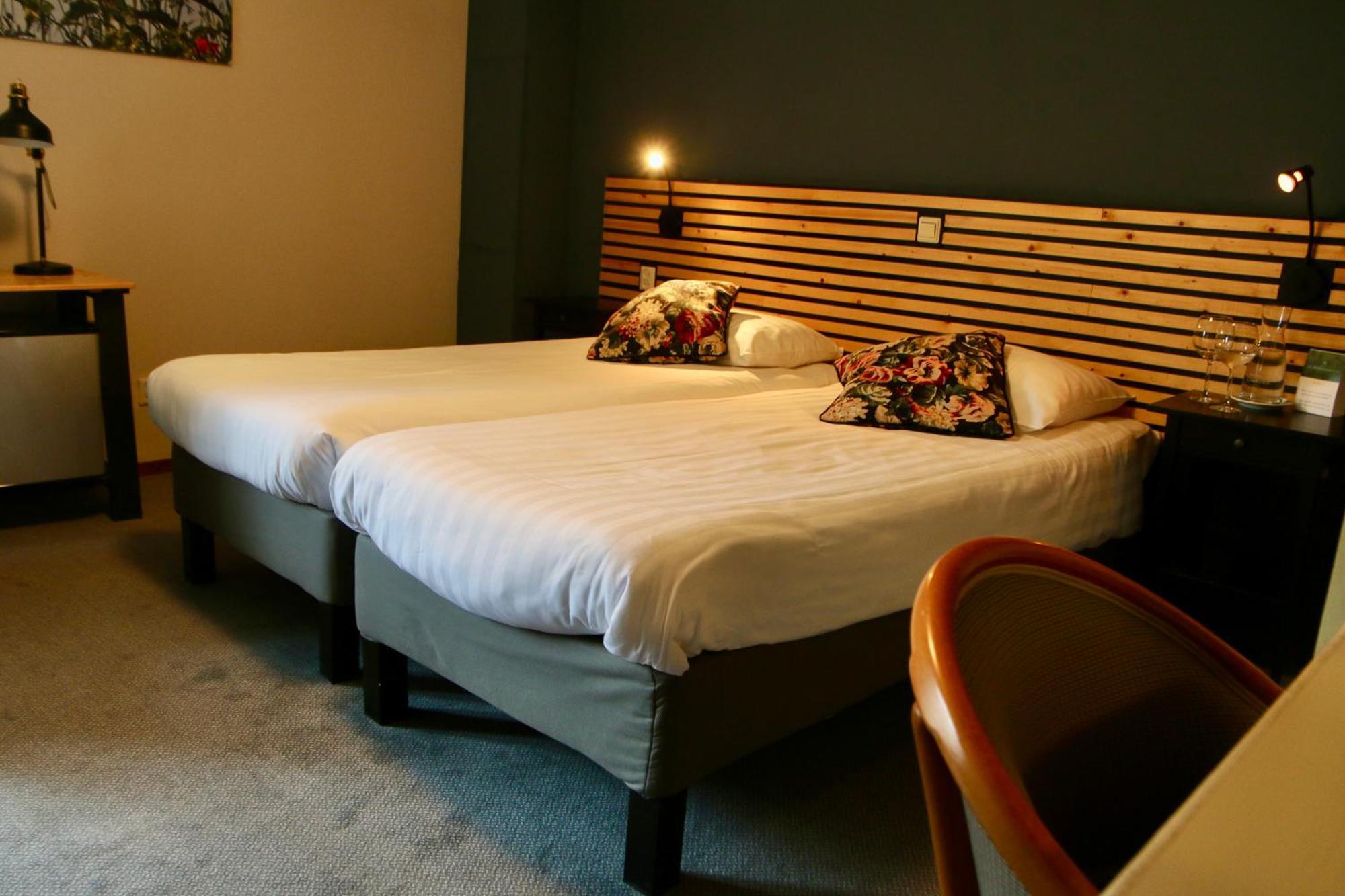 Hotel Restaurant De Roosterhoeve Roosteren ภายนอก รูปภาพ